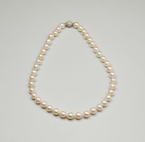 . - Collana di perle sferiche coltivate (9/9,30 mm) con chiusura in oro bianco 18 carati con pav di diamanti taglio huit-huit.