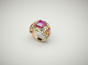 . - Spettacolare anello in oro rosa 18 carati con diamanti bianchi 0.80 ct, zaffiri multicolore e rubino birmano centrale taglio cabochon 6.76 ct.