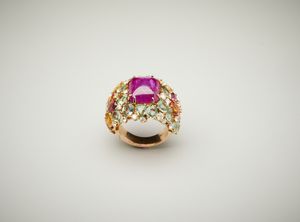 . : Spettacolare anello in oro rosa 18 carati con diamanti bianchi 0.80 ct, zaffiri multicolore e rubino birmano centrale taglio cabochon 6.76 ct.  - Asta Asta 402 | GIOIELLI - OROLOGI Online - Associazione Nazionale - Case d'Asta italiane