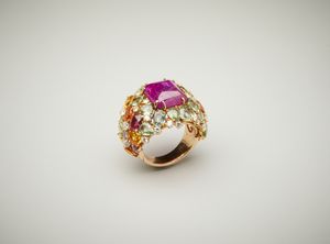 . : Spettacolare anello in oro rosa 18 carati con diamanti bianchi 0.80 ct, zaffiri multicolore e rubino birmano centrale taglio cabochon 6.76 ct.  - Asta Asta 402 | GIOIELLI - OROLOGI Online - Associazione Nazionale - Case d'Asta italiane