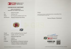 . : Spettacolare anello in oro rosa 18 carati con diamanti bianchi 0.80 ct, zaffiri multicolore e rubino birmano centrale taglio cabochon 6.76 ct.  - Asta Asta 402 | GIOIELLI - OROLOGI Online - Associazione Nazionale - Case d'Asta italiane