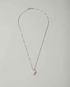 . - Girocollo con pendente a forma di croce in oro bianco 18 carati e pav di diamanti di 0.45 ct.