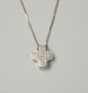 . : Girocollo con pendente a forma di croce in oro bianco 18 carati e pav� di diamanti di 0.45 ct.  - Asta Asta 402 | GIOIELLI - OROLOGI Online - Associazione Nazionale - Case d'Asta italiane