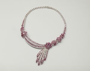 . - Elegantissima collana in oro bianco 18 carati con rubini di 34 ct. e diamanti bianchi taglio misto c.a. 7 ct.