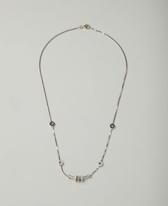 . - Collana in oro bianco 18 carati con rondelle esagonali incastonate con diamanti bianchi taglio a brillante.