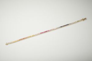 . : Bracciale modello tennis rainbow in oro giallo 18 carati e zaffiri multicolore di 4.60 ct.  - Asta Asta 402 | GIOIELLI - OROLOGI Online - Associazione Nazionale - Case d'Asta italiane