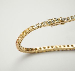 . : Bracciale modello tennis rainbow in oro giallo 18 carati e zaffiri multicolore di 4.60 ct.  - Asta Asta 402 | GIOIELLI - OROLOGI Online - Associazione Nazionale - Case d'Asta italiane