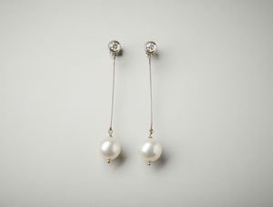 . - Orecchini pendenti in oro bianco 18 carati con perle coltivate bianche sferiche e diamanti di 0.60 ct.