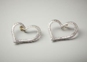 . - Coppia di orecchini in oro bianco 18 carati a forma di cuore con diamanti taglio baguette e tondi, per un totale di 14 ct.