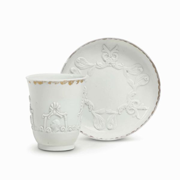 Una tazza e un piattino<BR>Venezia, Manifattura Vezzi, 1720-1727  - Asta Porcellane venete ed europee di un'importante Famiglia veneziana - Associazione Nazionale - Case d'Asta italiane