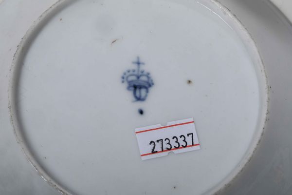 Tazza con piattino<BR>Germania, Manifattura di Frankenthal, ultimo quarto del XVIII secolo  - Asta Porcellane venete ed europee di un'importante Famiglia veneziana - Associazione Nazionale - Case d'Asta italiane
