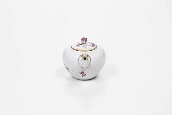 Teiera<BR>Germania, Manifattura di Ansbach, verso il 1770<BR><BR>  - Asta Porcellane venete ed europee di un'importante Famiglia veneziana - Associazione Nazionale - Case d'Asta italiane