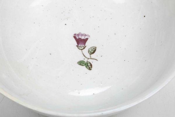 Rara ciotola<BR>Olanda, Manifattura di Weesp, 1759-1771  - Asta Porcellane venete ed europee di un'importante Famiglia veneziana - Associazione Nazionale - Case d'Asta italiane