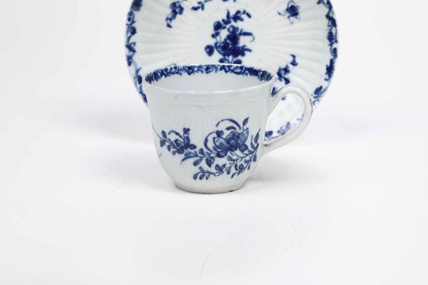 Una tazza e un piattino<BR>Inghilterra, Manifattura di Bristol, 1770-1780 circa  - Asta Porcellane venete ed europee di un'importante Famiglia veneziana - Associazione Nazionale - Case d'Asta italiane