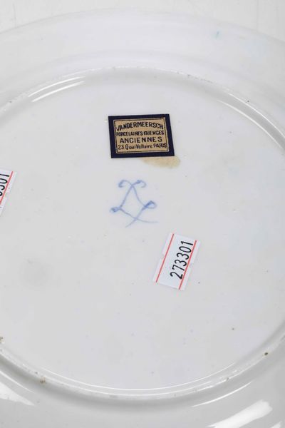 Piatto<BR>S�vres, 1780-1790 circa<BR><BR>  - Asta Porcellane venete ed europee di un'importante Famiglia veneziana - Associazione Nazionale - Case d'Asta italiane