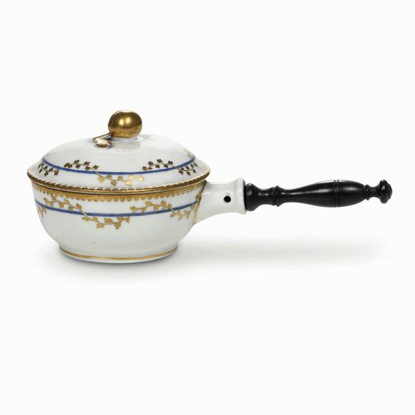 Piccola casseruola<BR>Parigi, Manifattura �Fabrique de la Reine�, fine del XVIII secolo  - Asta Porcellane venete ed europee di un'importante Famiglia veneziana - Associazione Nazionale - Case d'Asta italiane