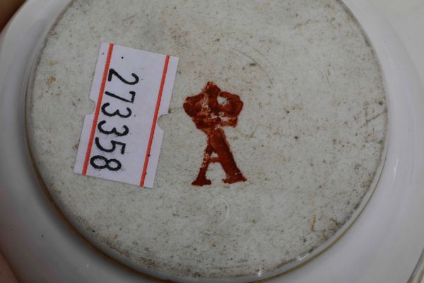 Piccola casseruola<BR>Parigi, Manifattura �Fabrique de la Reine�, fine del XVIII secolo  - Asta Porcellane venete ed europee di un'importante Famiglia veneziana - Associazione Nazionale - Case d'Asta italiane