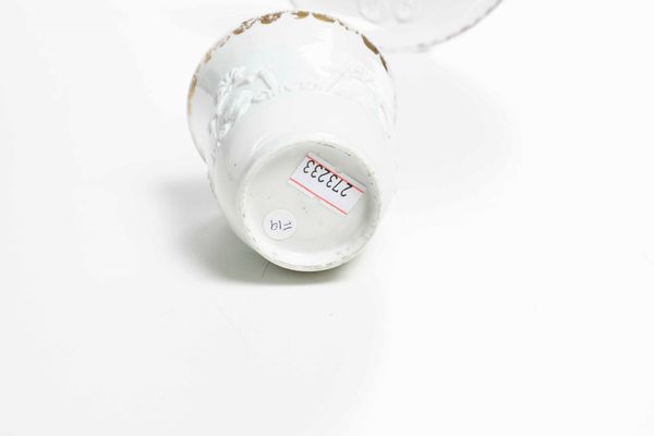 Una tazza e un piattino<BR>Venezia, Manifattura Vezzi, 1720-1727  - Asta Porcellane venete ed europee di un'importante Famiglia veneziana - Associazione Nazionale - Case d'Asta italiane