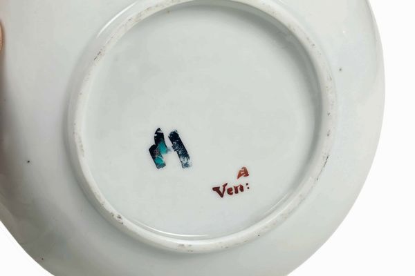 Piattino Brignole-Raggi<BR>Venezia, Manifattura Vezzi, 1724-1727<BR>  - Asta Porcellane venete ed europee di un'importante Famiglia veneziana - Associazione Nazionale - Case d'Asta italiane