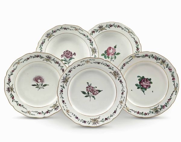 Tre piatti piani e due fondi �Mocenigo�<BR>Venezia, Manifattura Cozzi, 1780-1790  - Asta Porcellane venete ed europee di un'importante Famiglia veneziana - Associazione Nazionale - Case d'Asta italiane