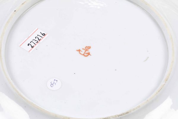 Tre piatti piani e due fondi �Mocenigo�<BR>Venezia, Manifattura Cozzi, 1780-1790  - Asta Porcellane venete ed europee di un'importante Famiglia veneziana - Associazione Nazionale - Case d'Asta italiane