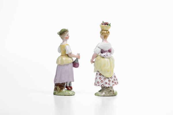 Due figurine di popolane<BR>Venezia, Manifattura Cozzi, verso il 1780<BR>  - Asta Porcellane venete ed europee di un'importante Famiglia veneziana - Associazione Nazionale - Case d'Asta italiane