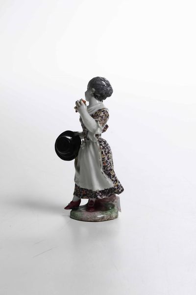 Figurina di fanciulla con cappello<BR>Venezia, Manifattura Cozzi, 1785 circa  - Asta Porcellane venete ed europee di un'importante Famiglia veneziana - Associazione Nazionale - Case d'Asta italiane