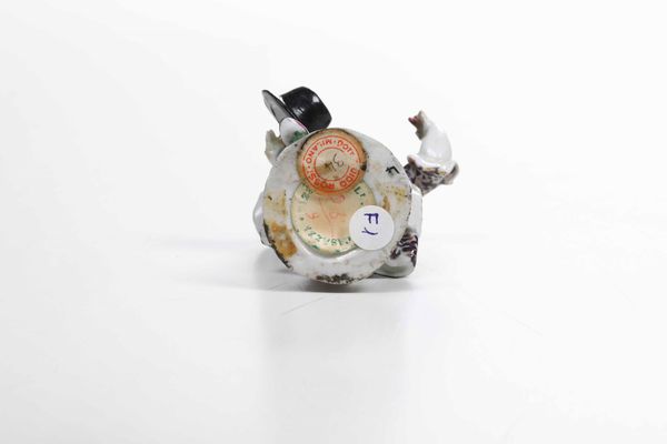 Figurina di fanciulla con cappello<BR>Venezia, Manifattura Cozzi, 1785 circa  - Asta Porcellane venete ed europee di un'importante Famiglia veneziana - Associazione Nazionale - Case d'Asta italiane