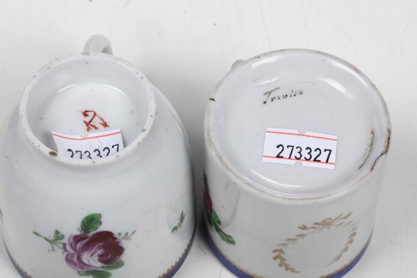 Una salsiera e due tazze con piattino<BR>Veneto, Manifatture Cozzi e Treviso Fontebasso, 1780-inizi del XIX secolo  - Asta Porcellane venete ed europee di un'importante Famiglia veneziana - Associazione Nazionale - Case d'Asta italiane