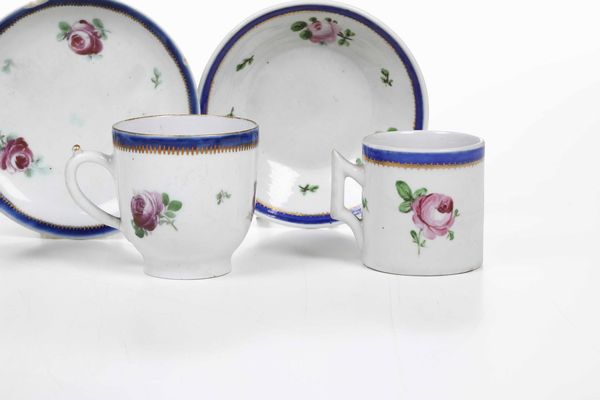 Una salsiera e due tazze con piattino<BR>Veneto, Manifatture Cozzi e Treviso Fontebasso, 1780-inizi del XIX secolo  - Asta Porcellane venete ed europee di un'importante Famiglia veneziana - Associazione Nazionale - Case d'Asta italiane
