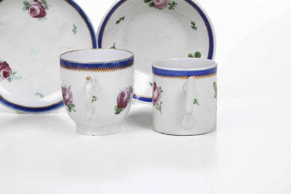 Una salsiera e due tazze con piattino<BR>Veneto, Manifatture Cozzi e Treviso Fontebasso, 1780-inizi del XIX secolo  - Asta Porcellane venete ed europee di un'importante Famiglia veneziana - Associazione Nazionale - Case d'Asta italiane