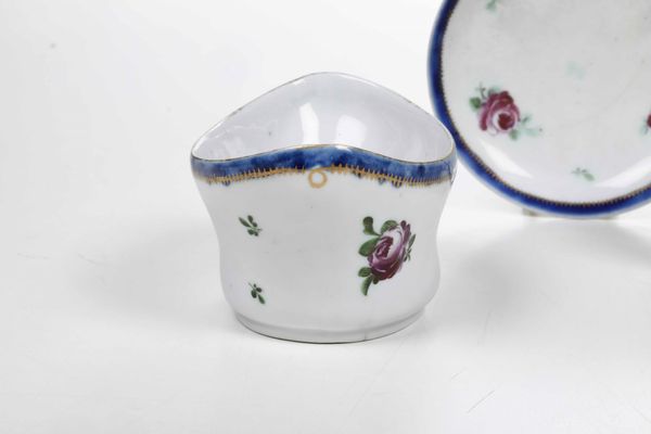 Una salsiera e due tazze con piattino<BR>Veneto, Manifatture Cozzi e Treviso Fontebasso, 1780-inizi del XIX secolo  - Asta Porcellane venete ed europee di un'importante Famiglia veneziana - Associazione Nazionale - Case d'Asta italiane