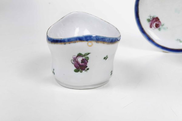 Una salsiera e due tazze con piattino<BR>Veneto, Manifatture Cozzi e Treviso Fontebasso, 1780-inizi del XIX secolo  - Asta Porcellane venete ed europee di un'importante Famiglia veneziana - Associazione Nazionale - Case d'Asta italiane