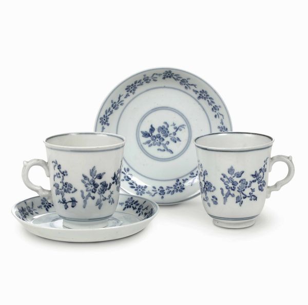 Coppia di tazze con piattino<BR>Doccia, Manifattura Ginori, 1750 circa  - Asta Porcellane venete ed europee di un'importante Famiglia veneziana - Associazione Nazionale - Case d'Asta italiane