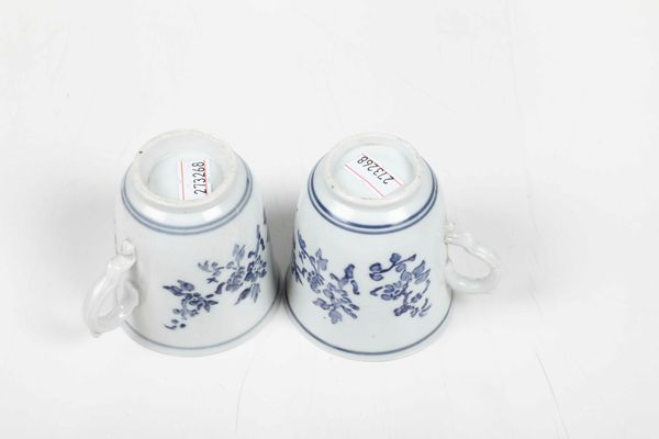 Coppia di tazze con piattino<BR>Doccia, Manifattura Ginori, 1750 circa  - Asta Porcellane venete ed europee di un'importante Famiglia veneziana - Associazione Nazionale - Case d'Asta italiane