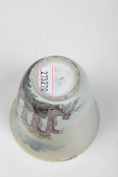 Tazza<BR>Napoli, Capodimonte, Manifattura di Carlo di Borbone, 1750-1755<BR>  - Asta Porcellane venete ed europee di un'importante Famiglia veneziana - Associazione Nazionale - Case d'Asta italiane