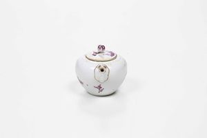 Teiera<BR>Germania, Manifattura di Ansbach, verso il 1770<BR><BR>  - Asta Porcellane venete ed europee di un'importante Famiglia veneziana - Associazione Nazionale - Case d'Asta italiane