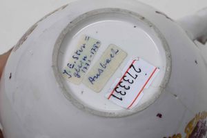 Teiera<BR>Germania, Manifattura di Ansbach, verso il 1770<BR><BR>  - Asta Porcellane venete ed europee di un'importante Famiglia veneziana - Associazione Nazionale - Case d'Asta italiane