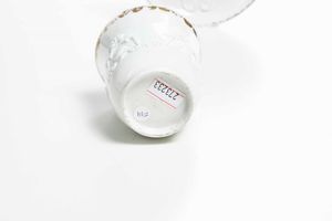 Una tazza e un piattino<BR>Venezia, Manifattura Vezzi, 1720-1727  - Asta Porcellane venete ed europee di un'importante Famiglia veneziana - Associazione Nazionale - Case d'Asta italiane