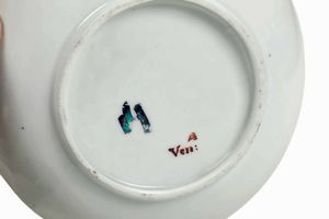 Piattino Brignole-Raggi<BR>Venezia, Manifattura Vezzi, 1724-1727<BR>  - Asta Porcellane venete ed europee di un'importante Famiglia veneziana - Associazione Nazionale - Case d'Asta italiane