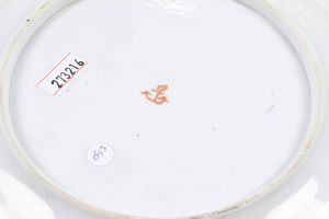 Tre piatti piani e due fondi �Mocenigo�<BR>Venezia, Manifattura Cozzi, 1780-1790  - Asta Porcellane venete ed europee di un'importante Famiglia veneziana - Associazione Nazionale - Case d'Asta italiane