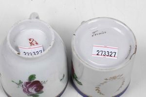 Una salsiera e due tazze con piattino<BR>Veneto, Manifatture Cozzi e Treviso Fontebasso, 1780-inizi del XIX secolo  - Asta Porcellane venete ed europee di un'importante Famiglia veneziana - Associazione Nazionale - Case d'Asta italiane