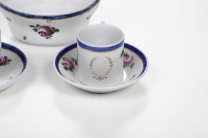 Una salsiera e due tazze con piattino<BR>Veneto, Manifatture Cozzi e Treviso Fontebasso, 1780-inizi del XIX secolo  - Asta Porcellane venete ed europee di un'importante Famiglia veneziana - Associazione Nazionale - Case d'Asta italiane