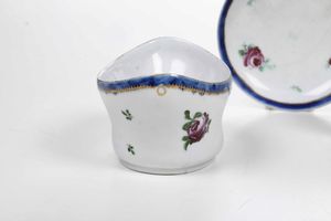 Una salsiera e due tazze con piattino<BR>Veneto, Manifatture Cozzi e Treviso Fontebasso, 1780-inizi del XIX secolo  - Asta Porcellane venete ed europee di un'importante Famiglia veneziana - Associazione Nazionale - Case d'Asta italiane