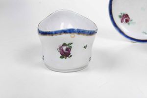 Una salsiera e due tazze con piattino<BR>Veneto, Manifatture Cozzi e Treviso Fontebasso, 1780-inizi del XIX secolo  - Asta Porcellane venete ed europee di un'importante Famiglia veneziana - Associazione Nazionale - Case d'Asta italiane