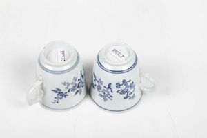 Coppia di tazze con piattino<BR>Doccia, Manifattura Ginori, 1750 circa  - Asta Porcellane venete ed europee di un'importante Famiglia veneziana - Associazione Nazionale - Case d'Asta italiane