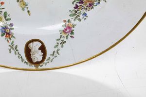 Piatto<BR>Napoli, Real Fabbrica Ferdinandea, 1785 circa  - Asta Porcellane venete ed europee di un'importante Famiglia veneziana - Associazione Nazionale - Case d'Asta italiane
