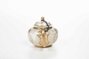 Teiera<BR>Meissen, 1715-1720 circa <BR>Decorazione �Hausmaler�<BR>  - Asta Porcellane venete ed europee di un'importante Famiglia veneziana - Associazione Nazionale - Case d'Asta italiane