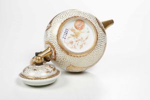 Teiera<BR>Meissen, 1715-1720 circa <BR>Decorazione �Hausmaler�<BR>  - Asta Porcellane venete ed europee di un'importante Famiglia veneziana - Associazione Nazionale - Case d'Asta italiane