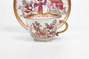 Tazza con piattino<BR>Meissen (?), 1720-1725 circa<BR>Decorazione probabilmente Hausmaler viennese  - Asta Porcellane venete ed europee di un'importante Famiglia veneziana - Associazione Nazionale - Case d'Asta italiane